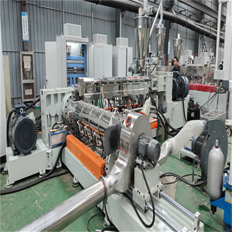 65D150双阶热切机组物料PVC电缆料产量24小时16吨,也客户做PE85碳酸钙母粒产量是每小时1吨