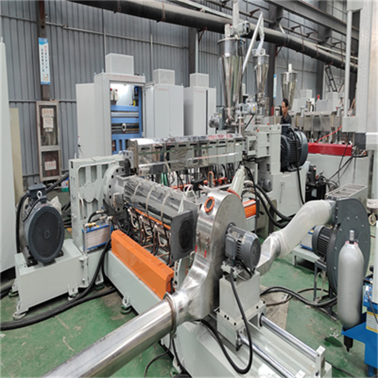 微信图片_2025092314432465D150双阶热切机组物料PVC电缆料产量24小时16吨,也客户做PE85碳酸钙母粒产量是每小时1吨