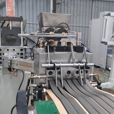 120150共挤丁基胶带挤出机1.jpg1